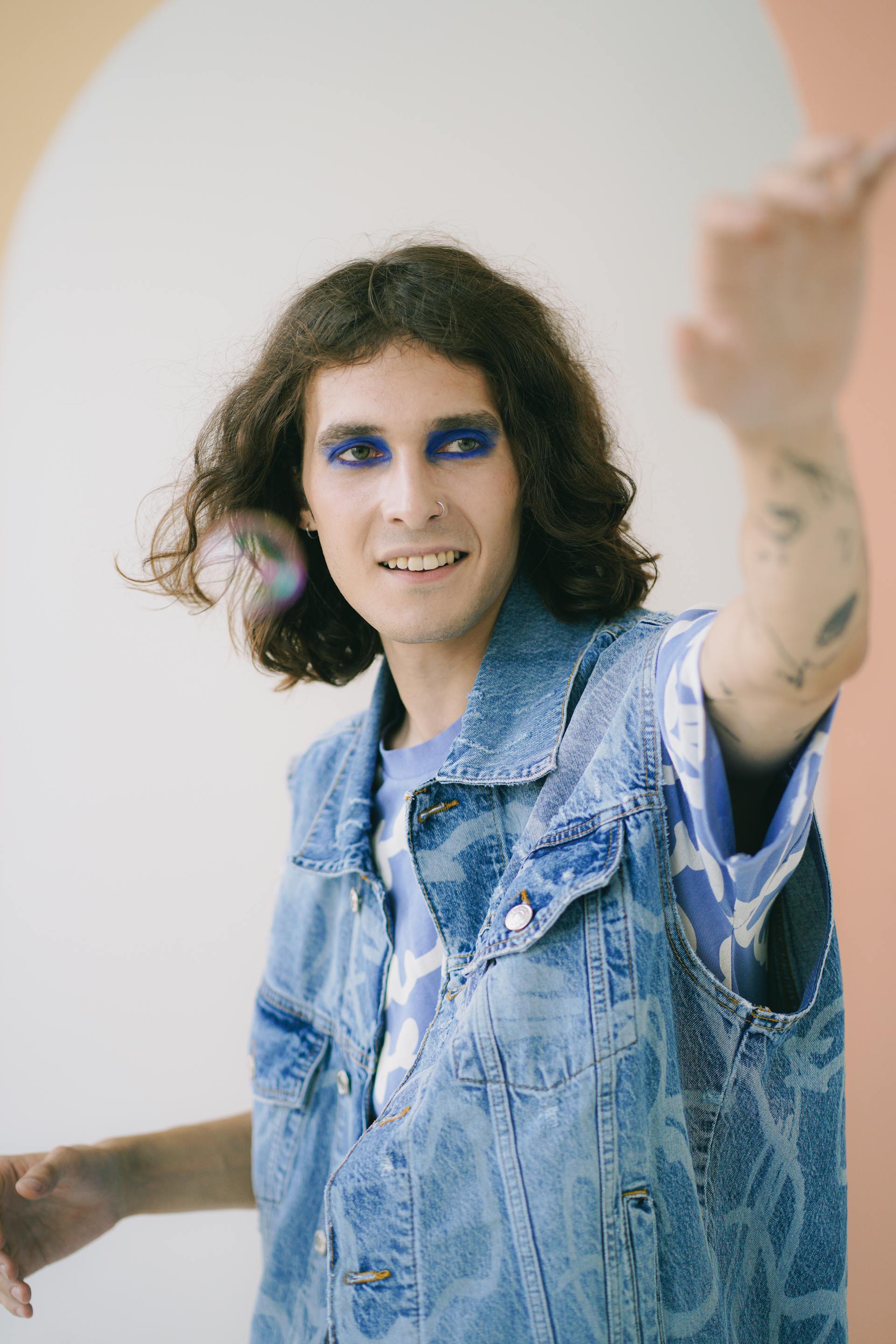 A smiling man wearing makeup | Source: Pexels