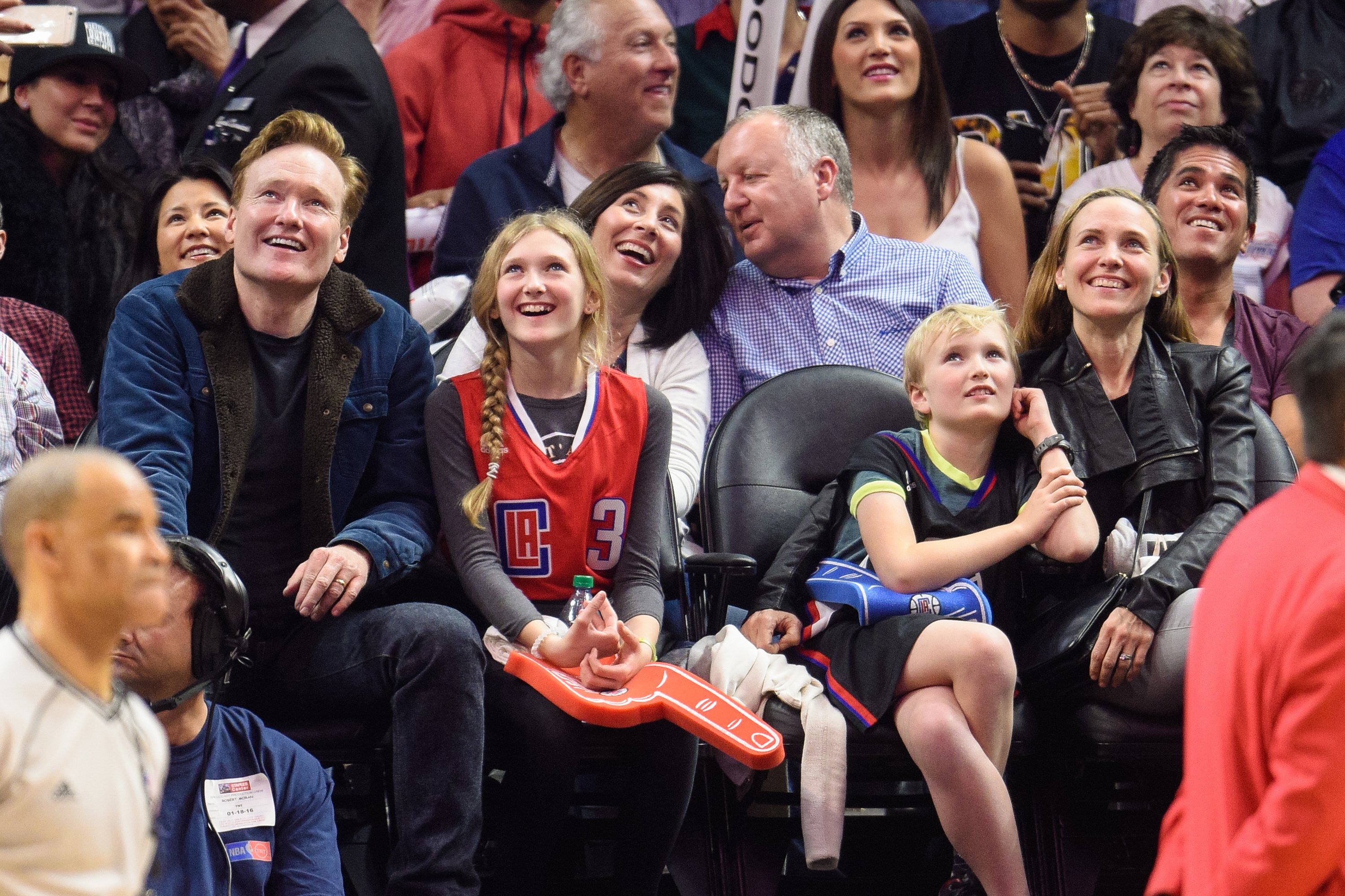 Conan O'Brien, sa fille Neve, son fils Beckett et sa femme Liza Powel O'Brien assistent à un match de basket entre les Houston Rockets et les Los Angeles Clippers au Staples Center le 18 janvier 2016 à Los Angeles, Californie. | Source : Getty Images