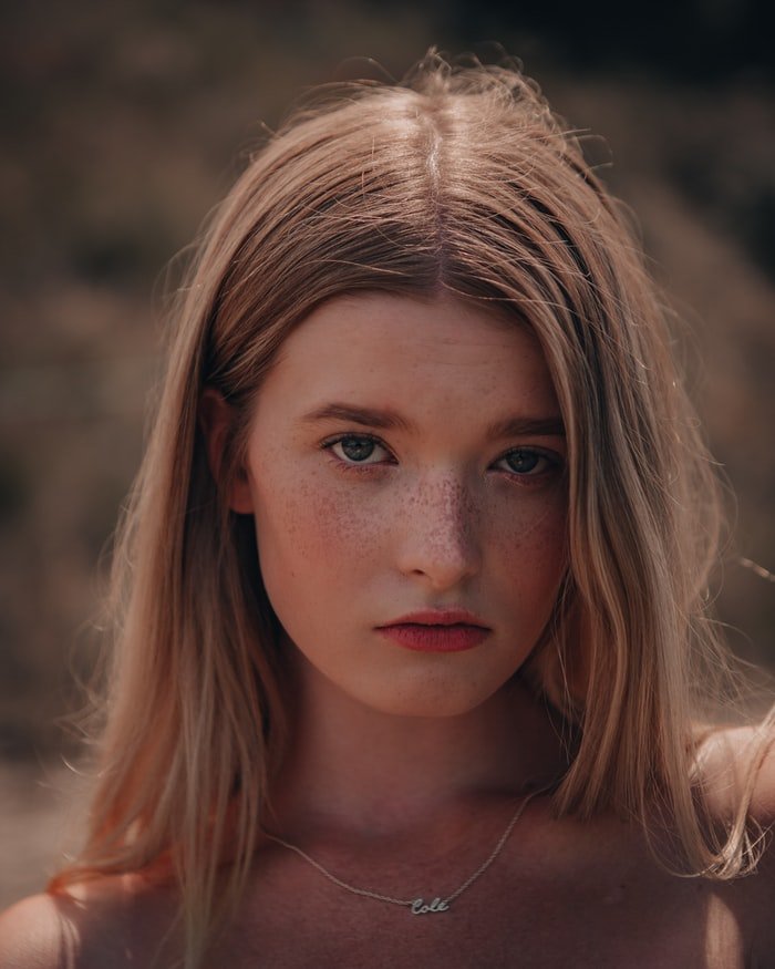 A  pretty model with freckles | Photo: Unsplash