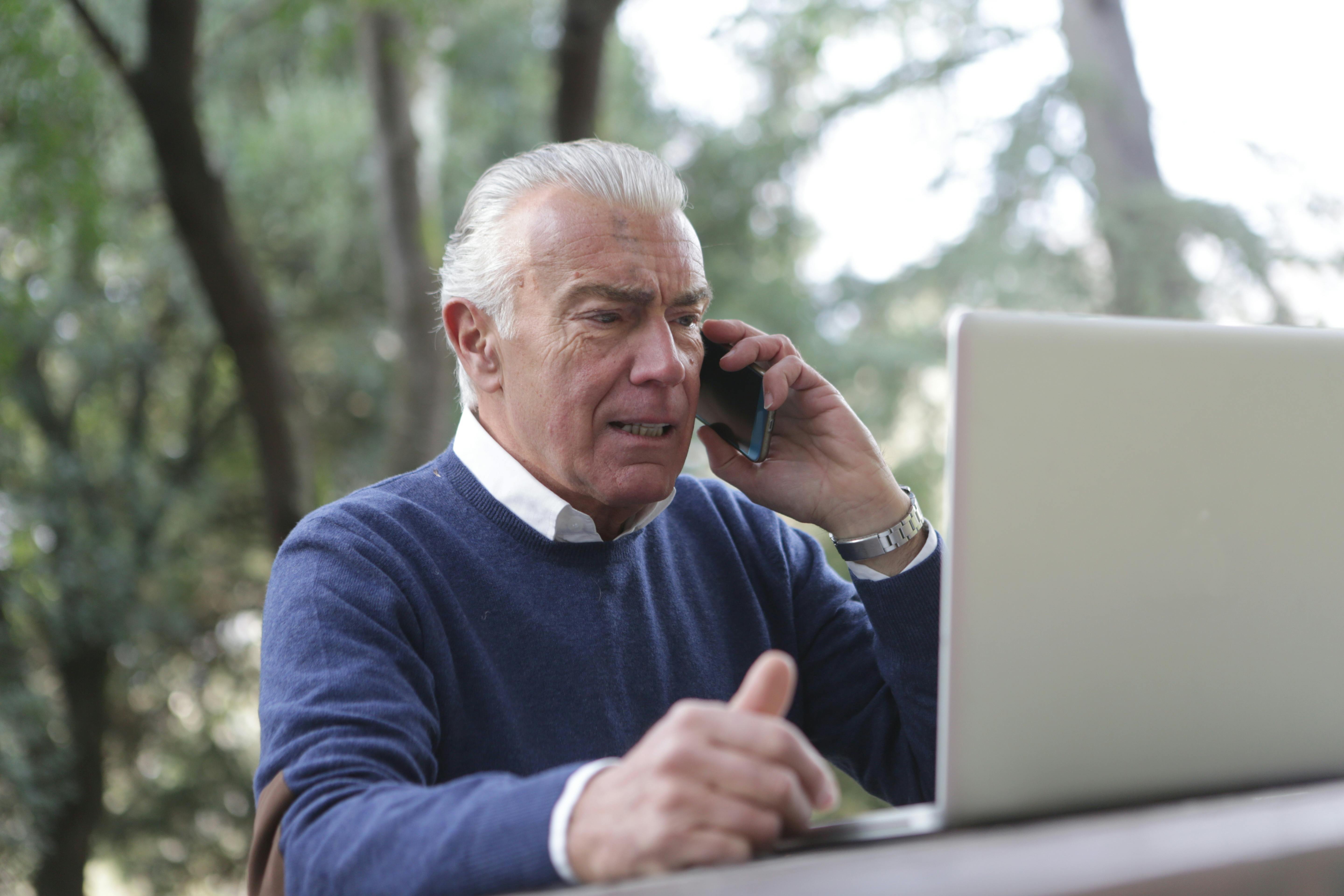 Un hombre mayor serio hablando por teléfono | Fuente: Pexels