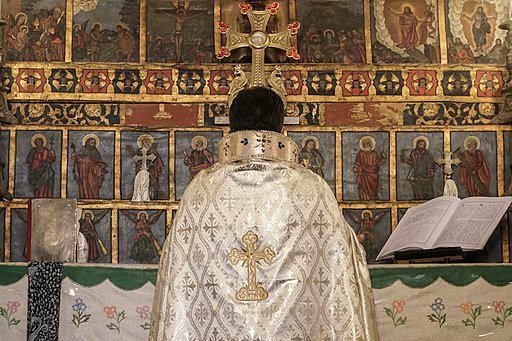 Sacerdote oficiando la misa en un templo. | Foto: Wikimedia Commons