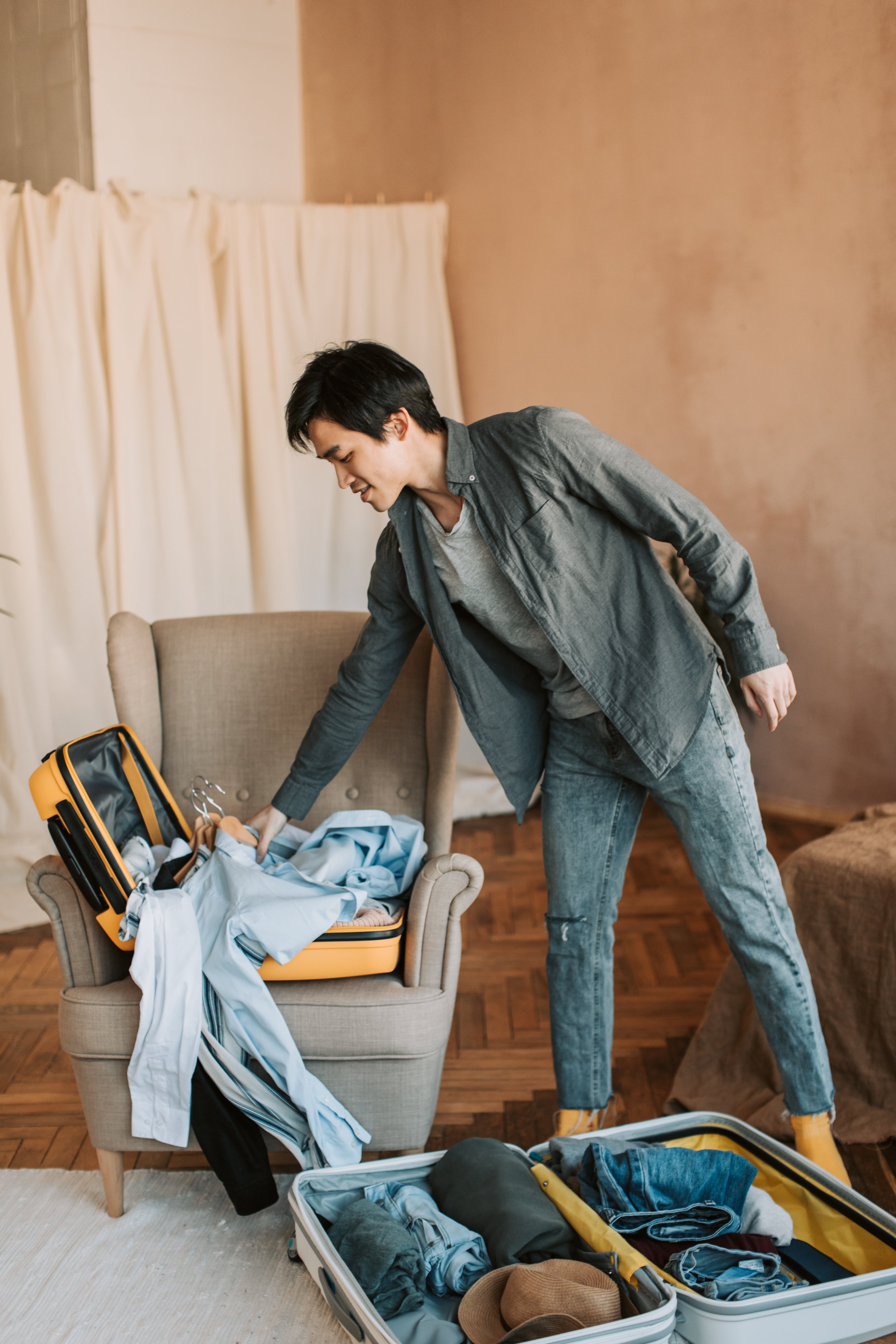 A man packing his clothes | Source: Pexels