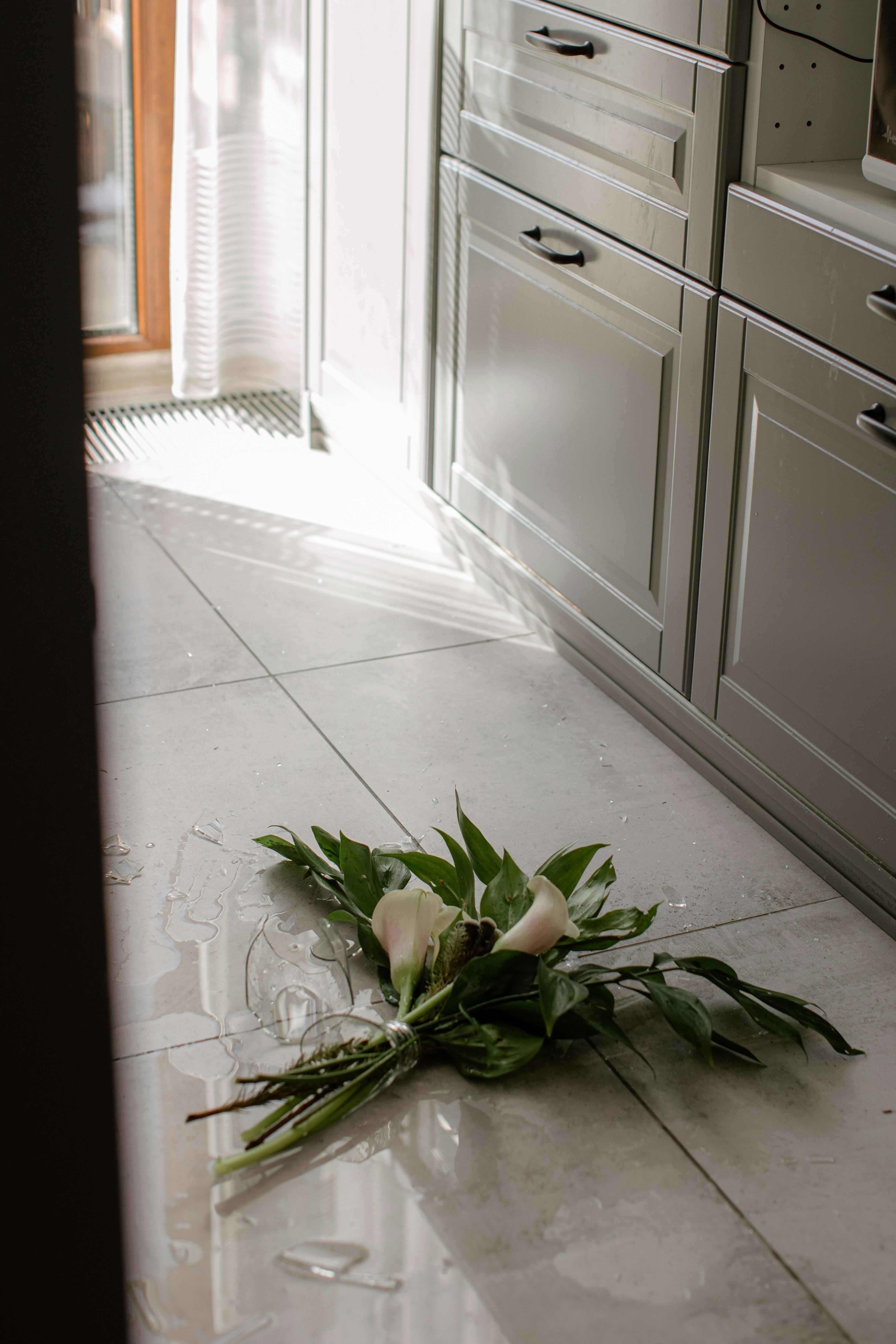 A broken vase on a floor | Source: Pexels