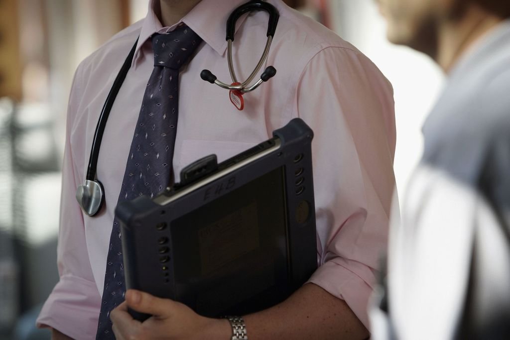 Un médecin tenant un dossier dans la main | Photo : Getty Images