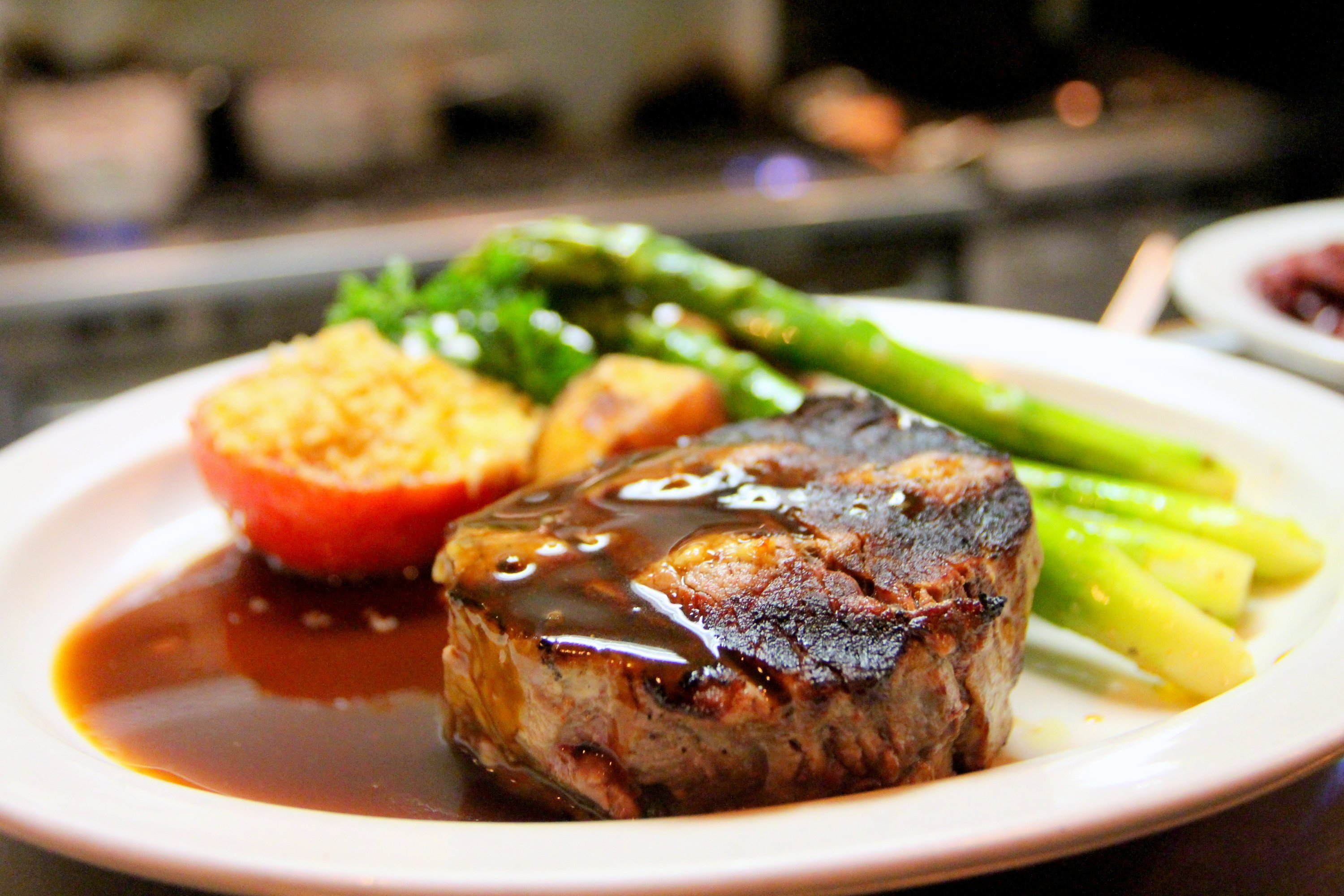 Beef steak with sauce | Photo: Pexels