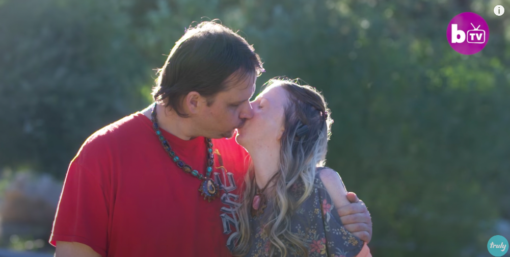 Ein Screenshot von Cynthia und ihrem Mann Thane bei einem zärtlichen Kuss aus einem Video vom 19. Dezember 2017 | Quelle: YouTube.com/truly