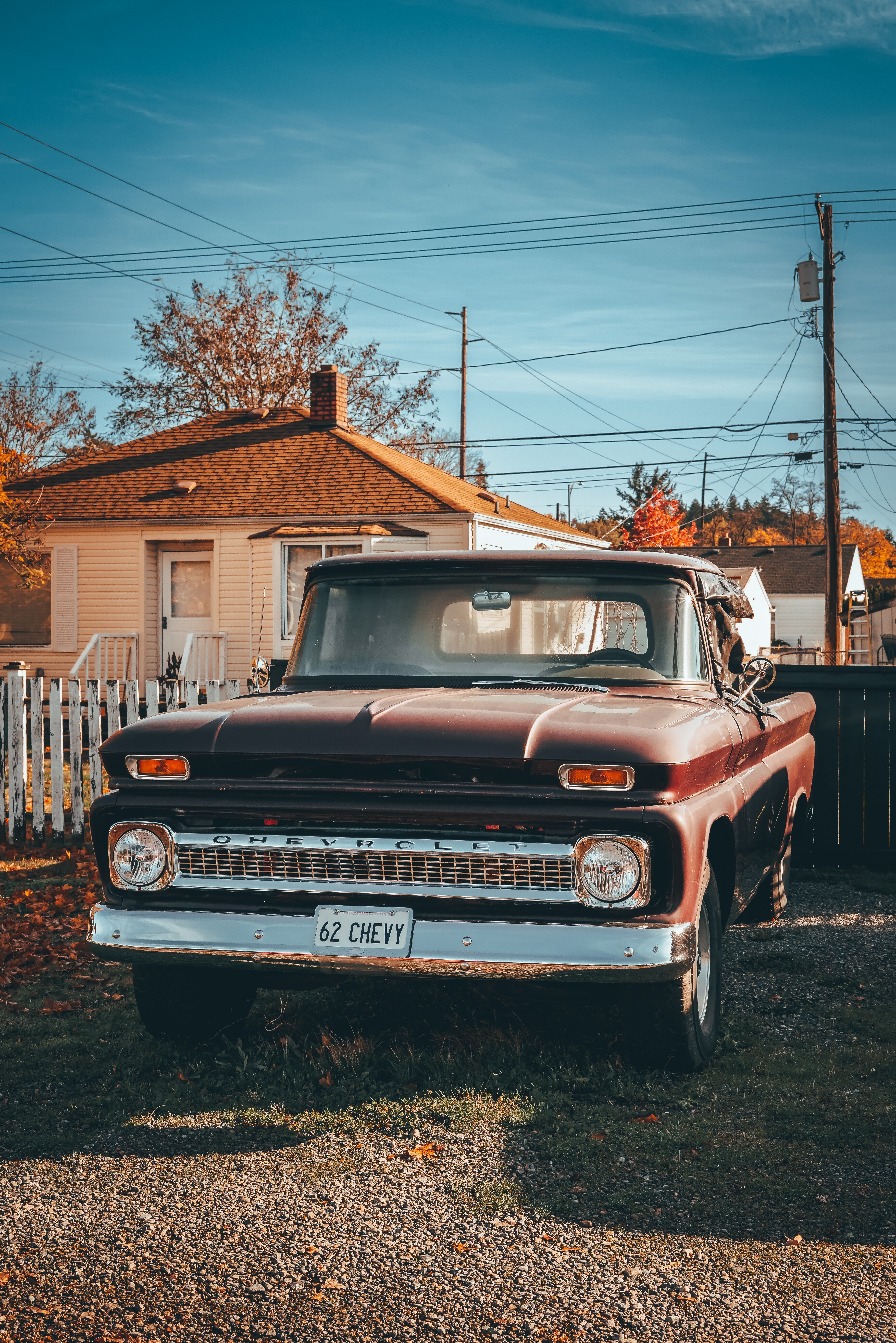 Michael spotted Kevin preparing his bed behind a pickup truck. | Source: Pexels