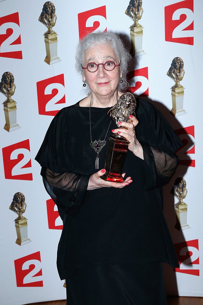 Isabelle Sadoyan, lauréate du Molière de l'actrice dans un second rôle pour "L'Origine du monde" pose avec son prix après la 26e cérémonie des Molières aux Folies Bergère le 2 juin 2014 à Paris. | Photo : Getty Images