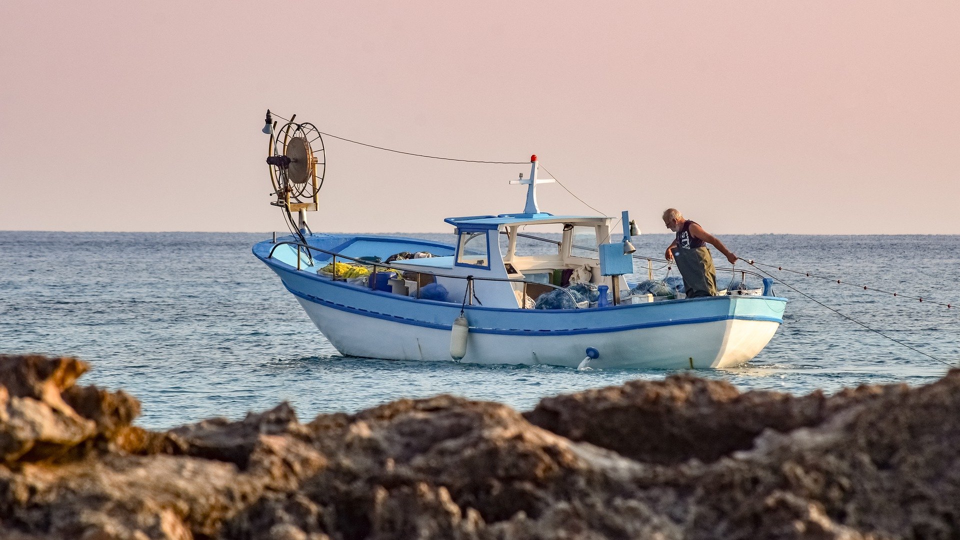 A fishing boat on the ocean. | Photo: Pixabay/ Dimitris Vetsikas