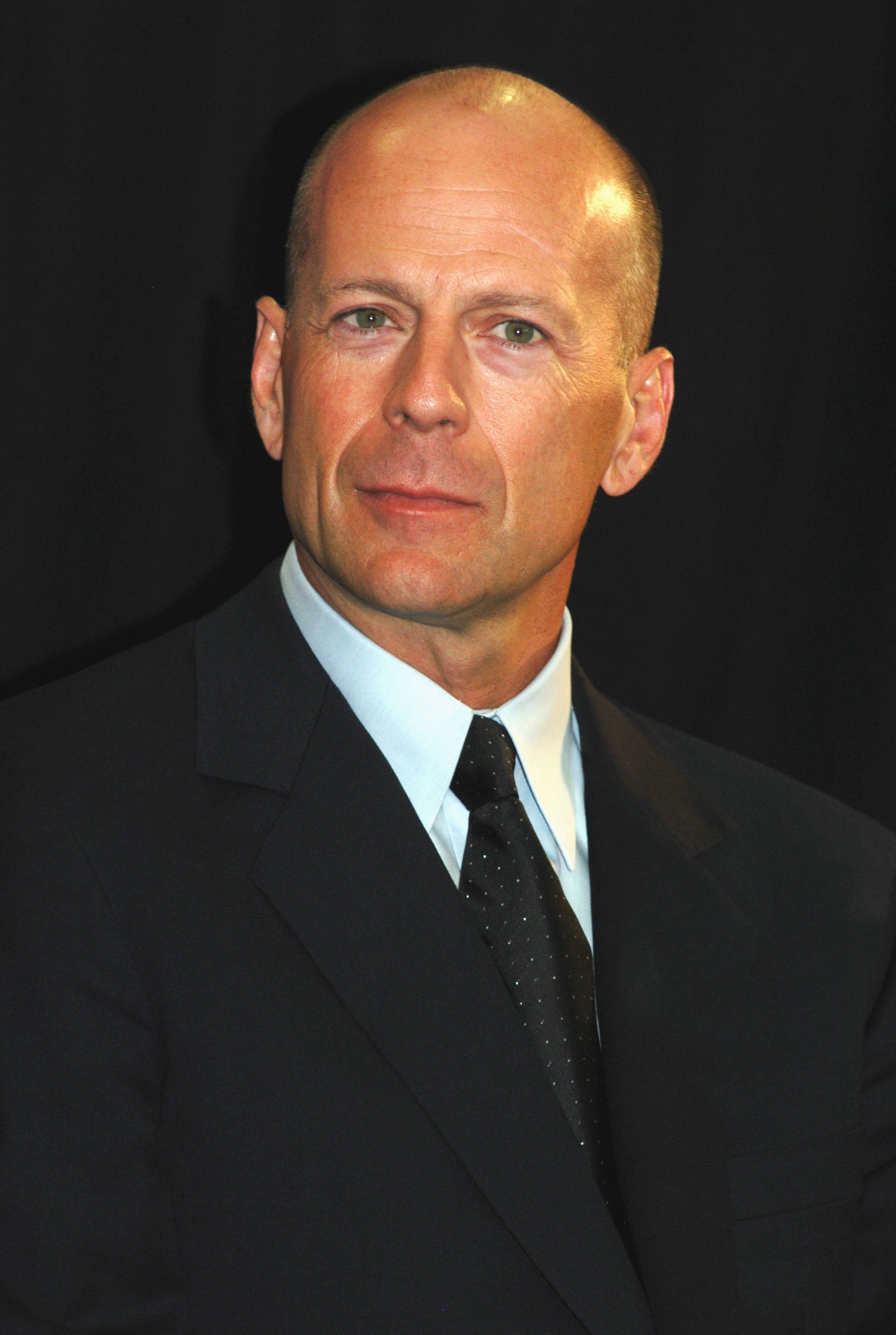 Schauspieler Bruce Willis nimmt am 23. November 2002 an der Pressekonferenz zum Los Angeles National Day im Edmund D. Edelman Children's Court in Monterey Park, Kalifornien teil ┃Quelle: Getty Images