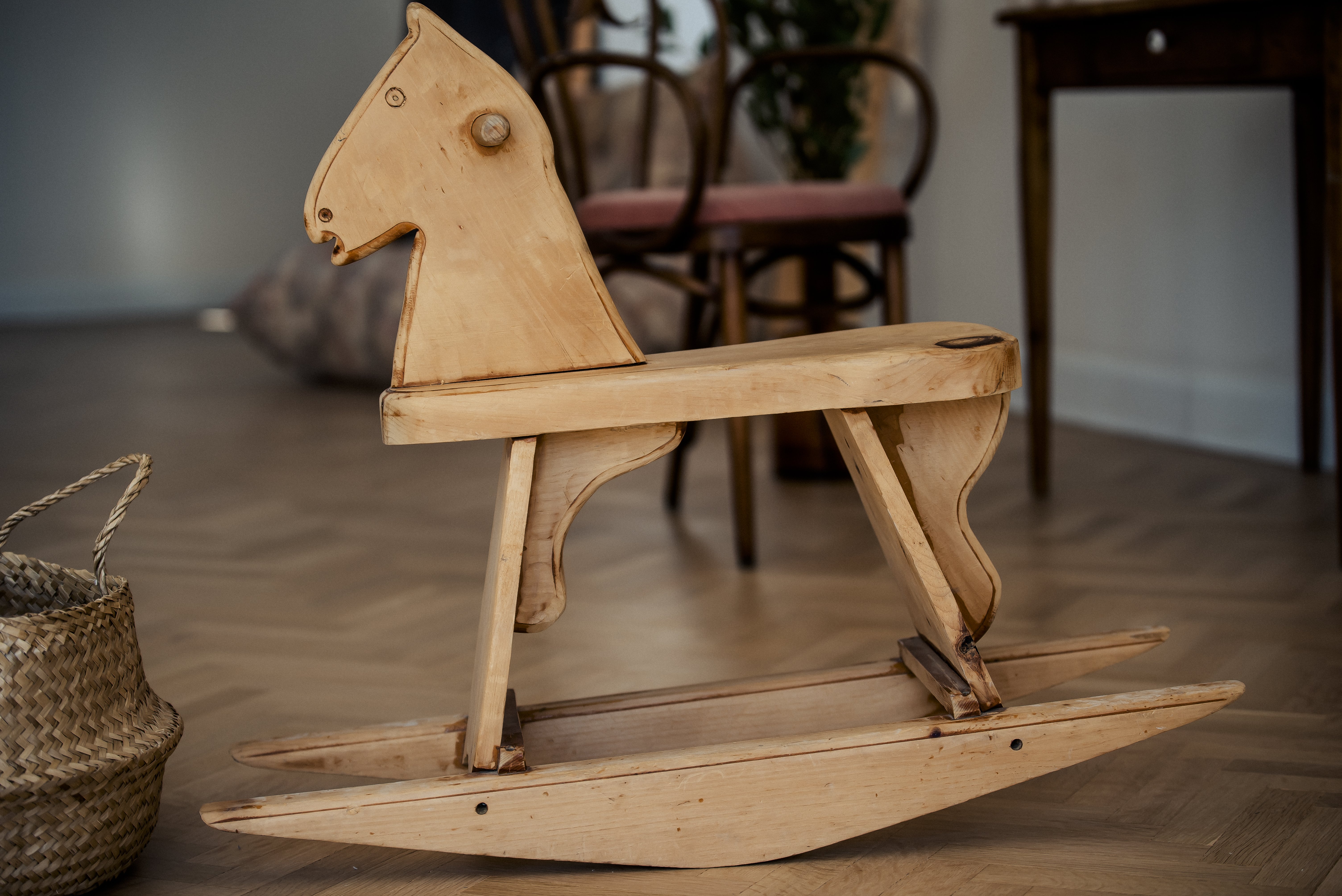 Oscar was surprised to find the same rocking horse that he and his friends had seen. | Source: Getty Images