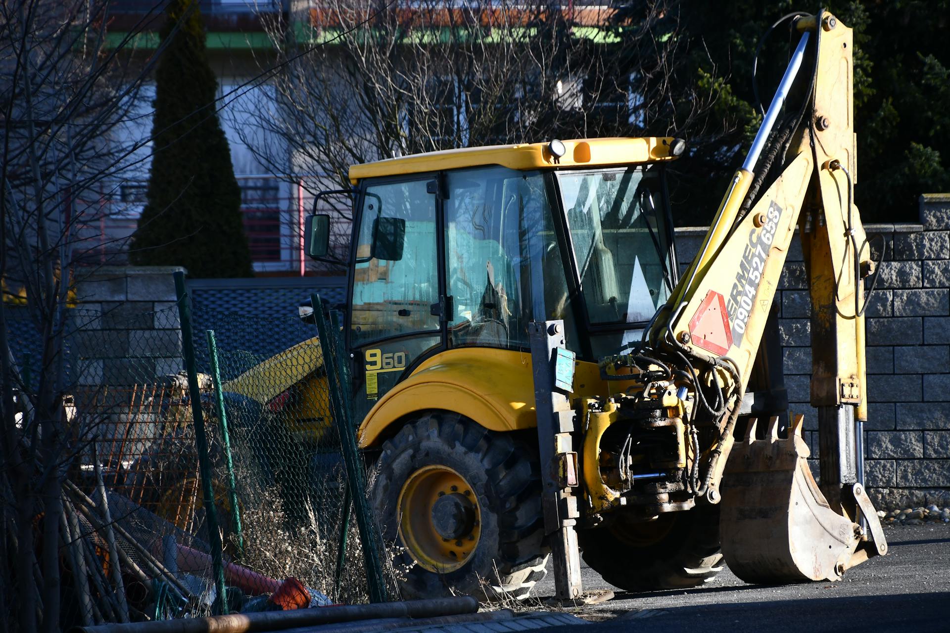 An excavator near a house | Source: Pexels