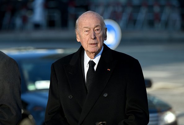 L'ancien président français Valéry Giscard d'Estaing arrive pour les funérailles nationales de l'ancien chancelier ouest-allemand Helmut Schmidt(SPD).| Photos : Getty Images