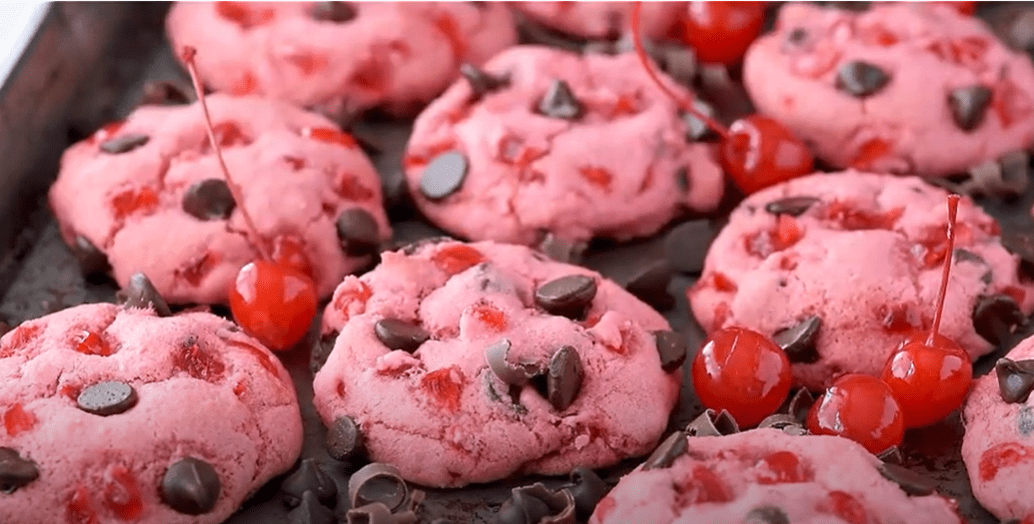 A Maraschino cherry chocolate chip cookies. | Photo: YouTube/thefirstyear