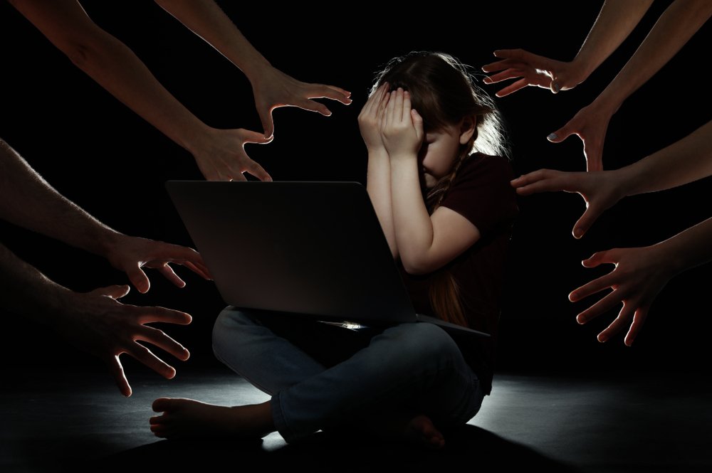 Une fillette qui se sent persécutée. | Photo : Shutterstock