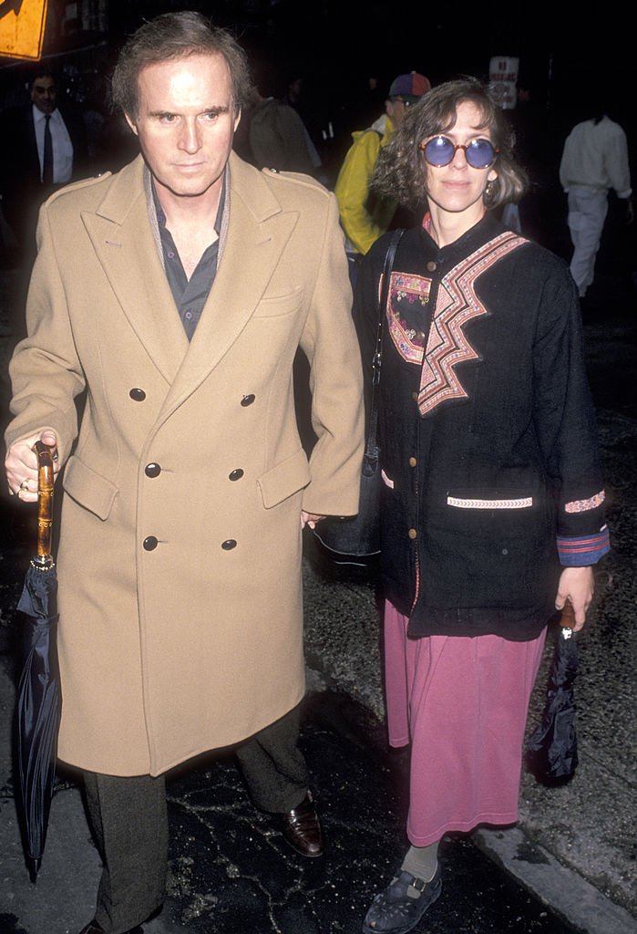 L'acteur Charles Grodin et sa femme Elissa Durwood assistent au service commémoratif de Jim Henson le 21 mai 1990 à l'église cathédrale de Saint John the Divine à New York. | Photo : Getty Images