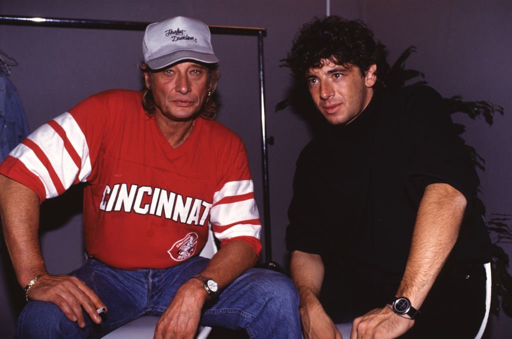 Johnny Hallyday et Patrick Bruel en septembre 1991 à Paris. | Photo : Getty Images