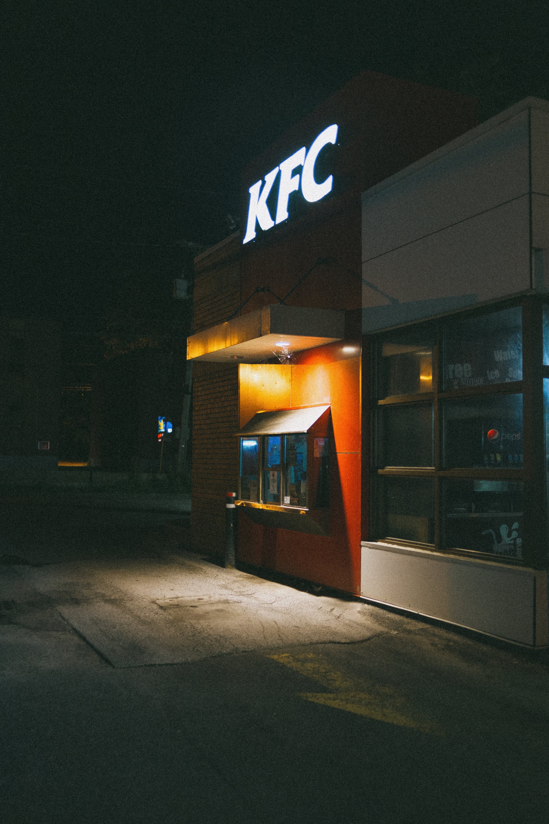 A KFC restaurant at night | Source: Pexels