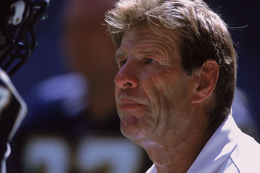 Coach Joe Bugel observes during a game of the San Diego Chargers against the Dallas Cowboys at Texas Stadium in Dallas on September 23, 2001 | Photo: Getty Images