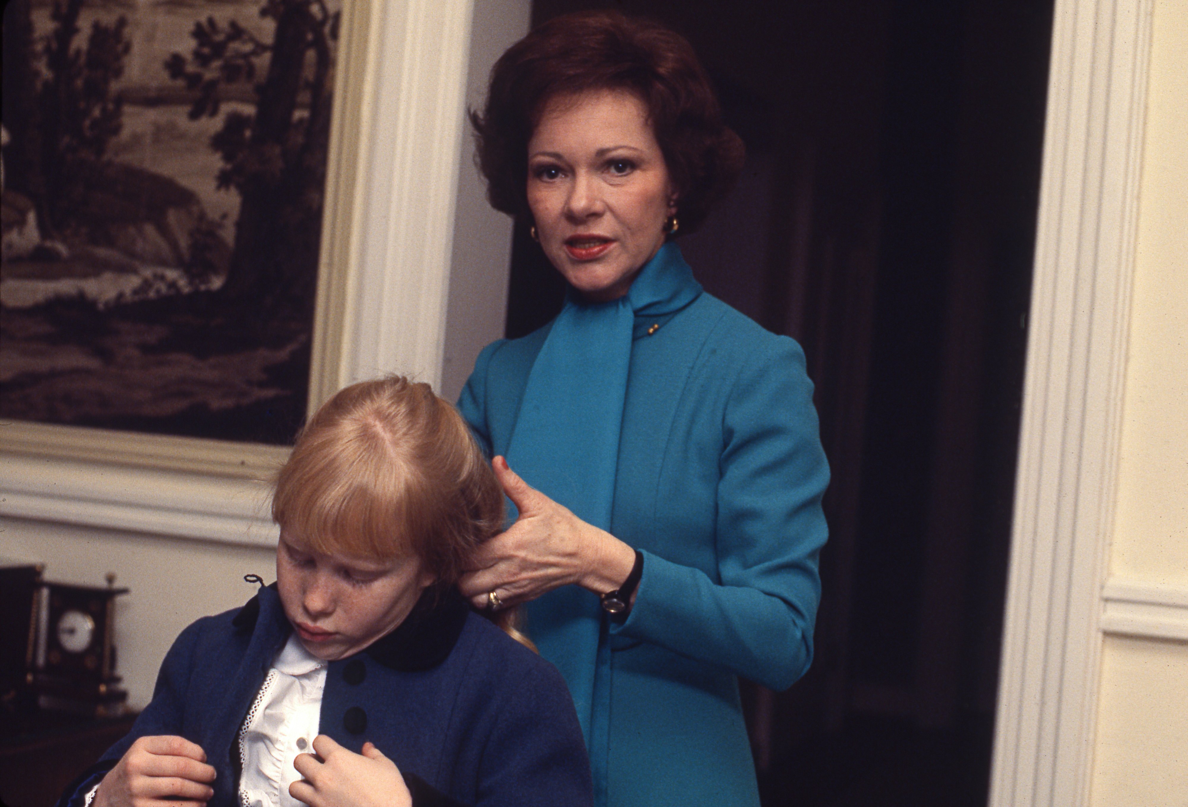 First Lady Rosalynn Carter pictured helping her daughter Amy prepare for President Jimmy Carter's Inaugural Parade on January 20, 1977 in Washington D.C. ┃Source: Getty Images