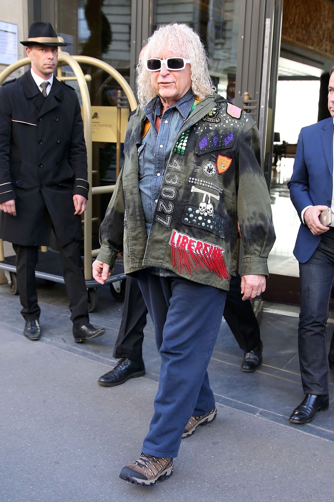 Le chanteur français Michel Polnareff quitte son hôtel le 19 avril 2016 à Paris, France. | Photo : Getty Images Le chanteur français Michel Polnareff quitte son hôtel le 19 avril 2016 à Paris, France. | Photo : Getty Images