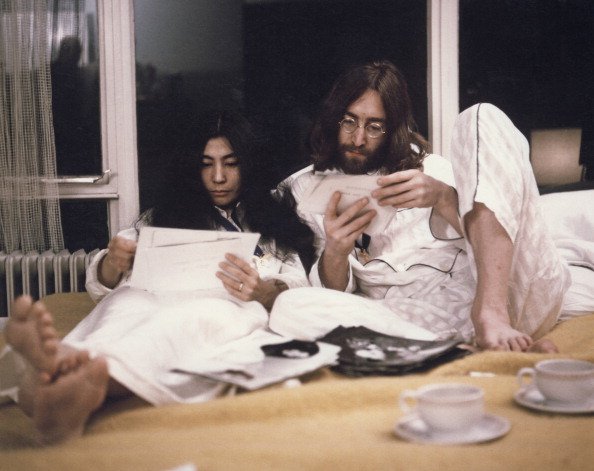 John Lennon y su esposa Yoko Ono en su 'Bed-In' en la suite presidencial del hotel Hilton en Amsterdam, Holanda en marzo de 1969. | Foto: Getty Images