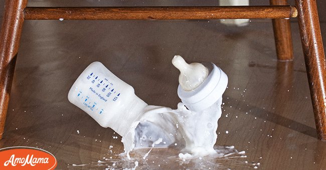 Botella de leche rota en el suelo. | Foto: Shutterstock