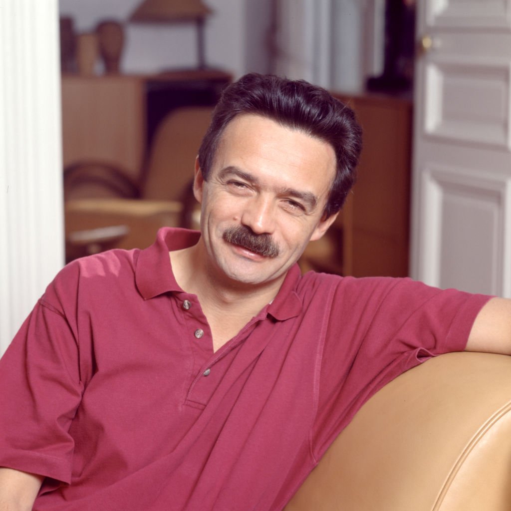 Portrait du journaliste Edwy Plenel chez lui en 1991 à Paris. | Photo : Getty Images Portrait du journaliste Edwy Plenel chez lui en 1991 à Paris. | Photo : Getty Images