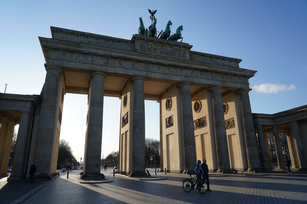 Das Brandenburger Tor, ein beliebtes Wahrzeichen und Touristenziel, steht am 16. März in Berlin fast ohne Besucher. | Quelle: Getty Images