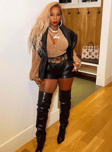 Mary J. Blige posed by the wall with her remarkable look which she shared on Instagram on October 26. | Photo: instagram.com/therealmaryjblige
