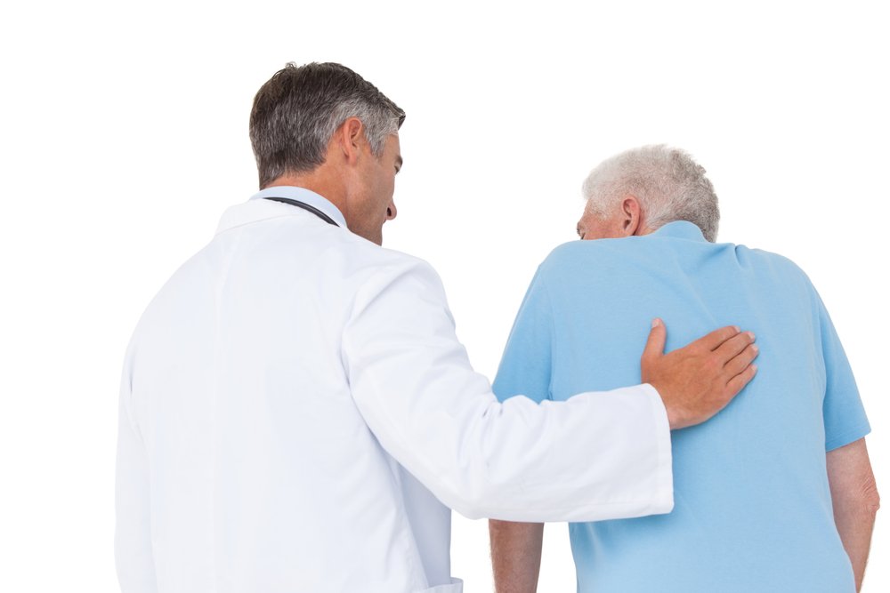 A photo of a doctor with senior patient. | Photo: Shutterstock