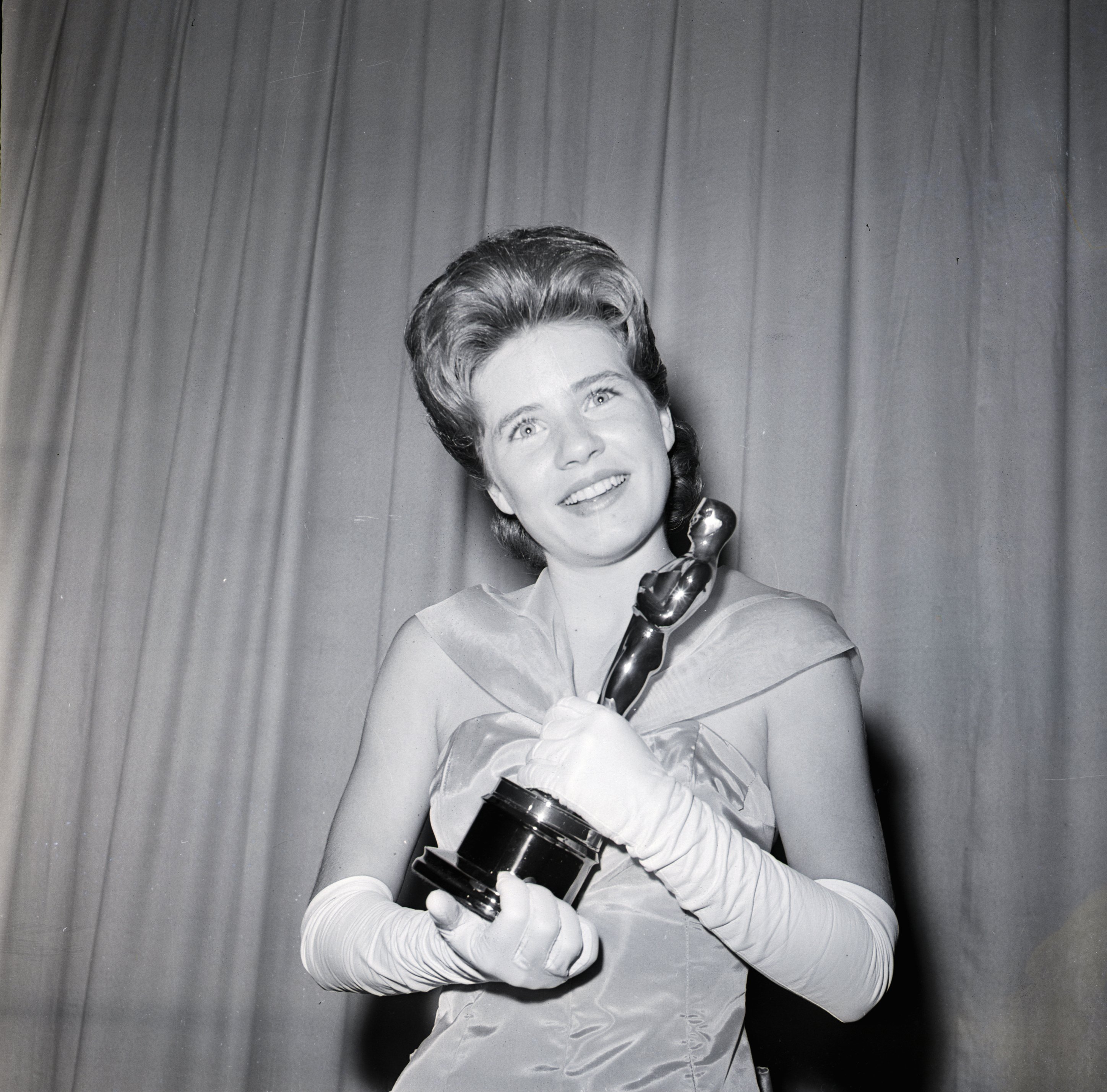 Patty Duke holding the Oscar she won as the Best Supporting Actress for her role in "The Miracle Worker" in 1963. | Source: Getty Images