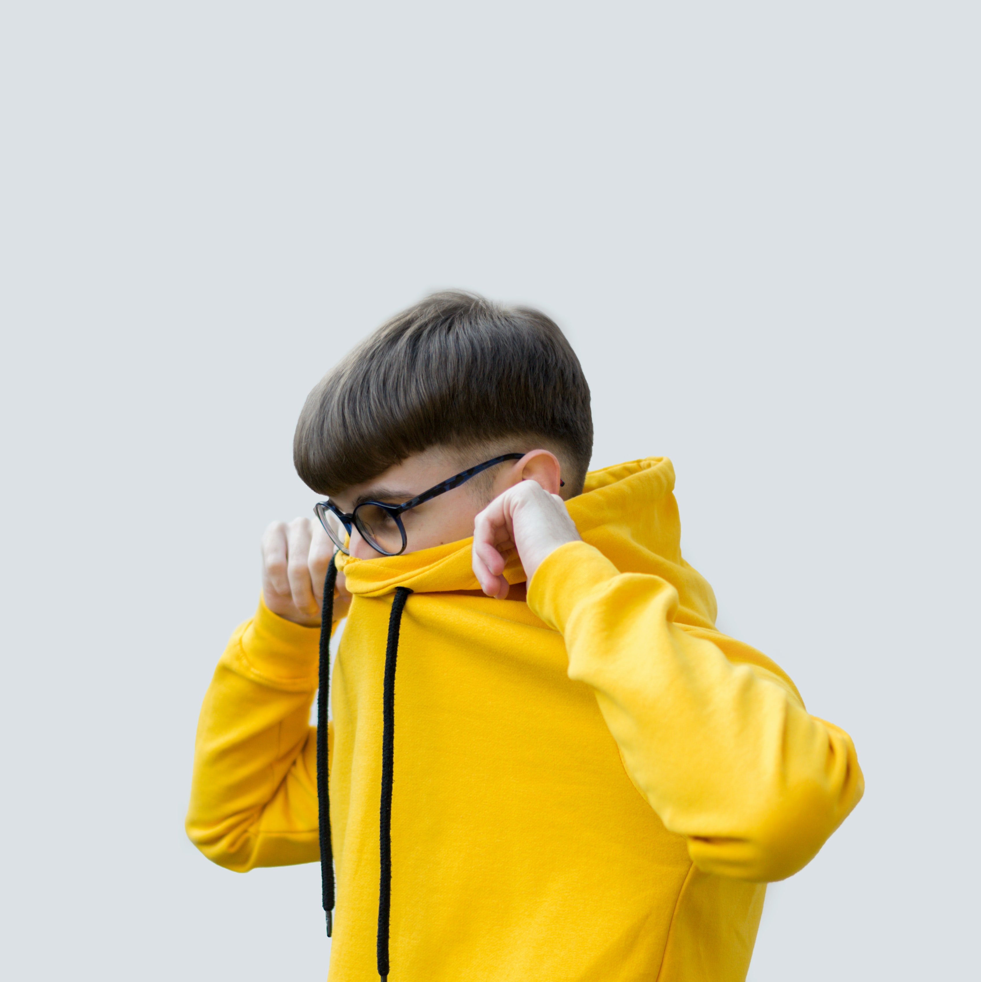 Boy wearing yellow hoodie | Source: Unsplash