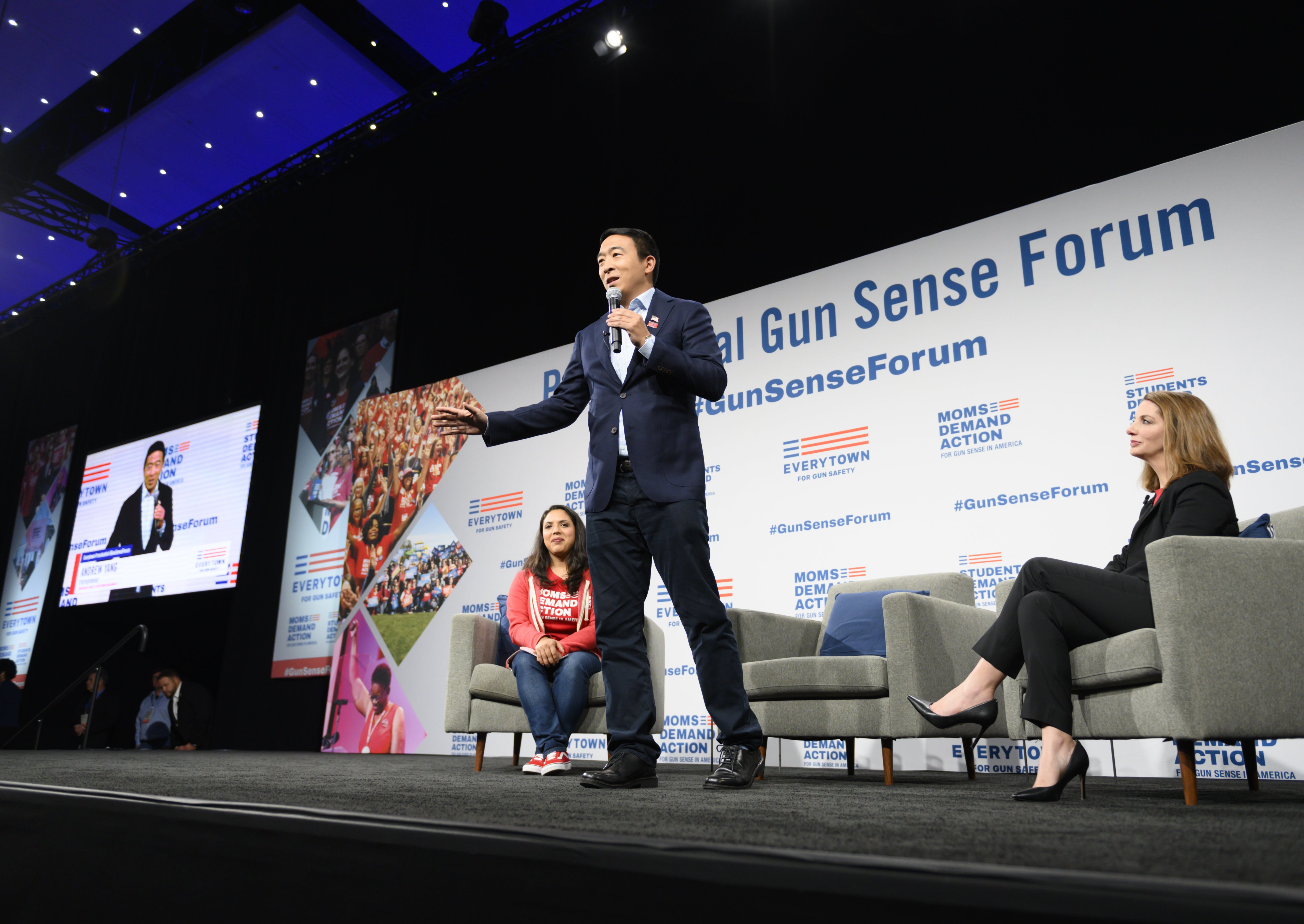 Candidato presidencial demócrata Andrew Yang en un foro de control de armas en Des Moines, EEUU en agosto de 2019 | Fuente: Getty Images Candidato presidencial demócrata Andrew Yang en un foro de control de armas en Des Moines, EEUU en agosto de 2019 | Fuente: Getty Images