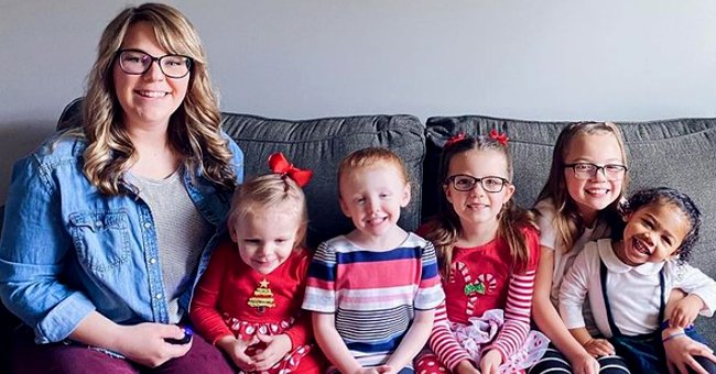 Beth Hyde y sus cinco hijos adoptivos. | Foto: Instagram.com/tribeofhyde