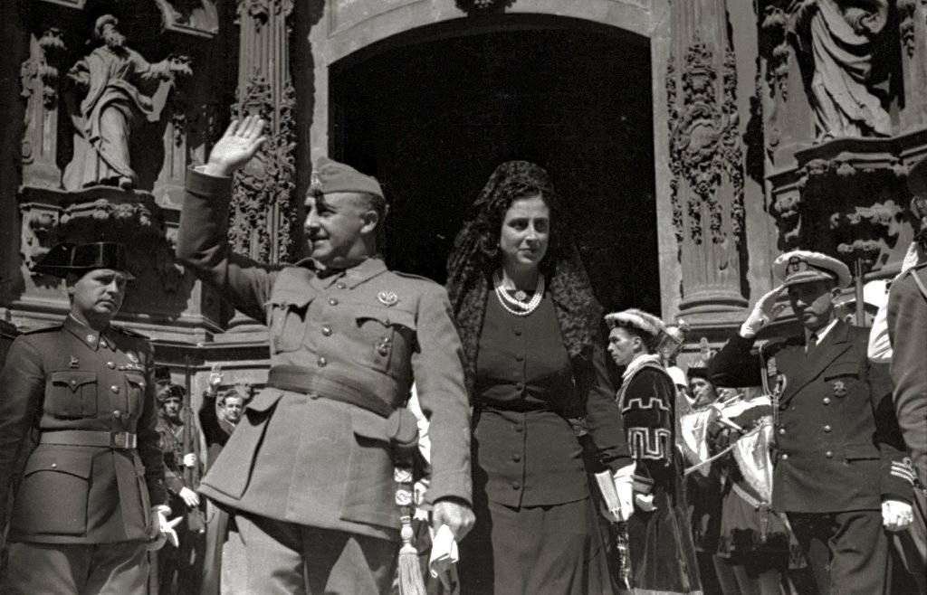 Visita de Francisco Franco y su esposa, Carmen Polo, en un acto | Imagen: Wikipedia Visita de Francisco Franco y su esposa, Carmen Polo, en un acto | Imagen: Wikipedia