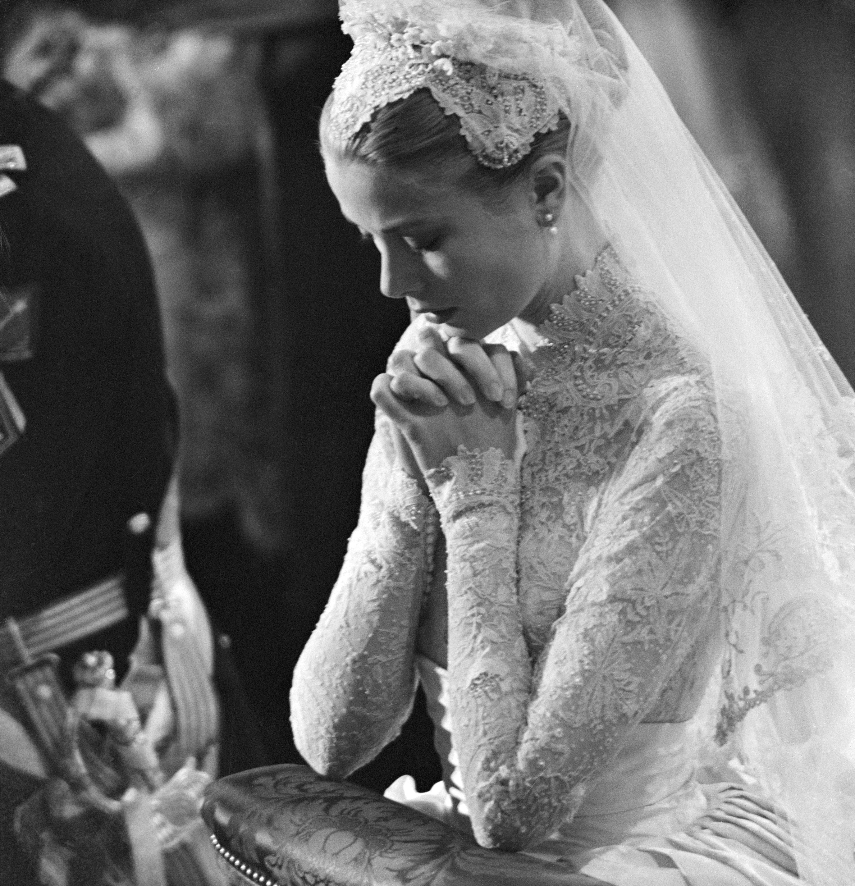 Grace Kelly prays during her wedding to Prince Rainie III on April 19, 1956, in Monaco. | Source: Getty Images