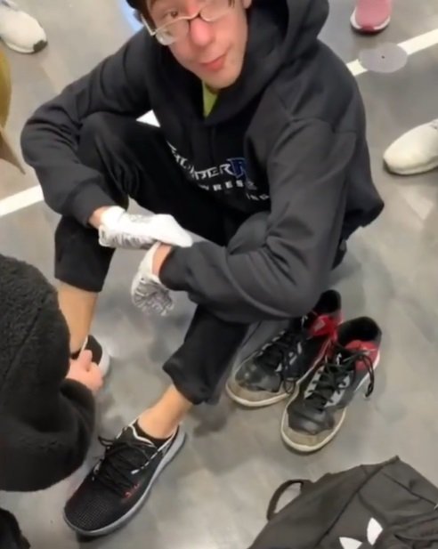 Dylan Guilmette probiert seine neuen Klamotten an. | Quelle: Instagram/sportscenter