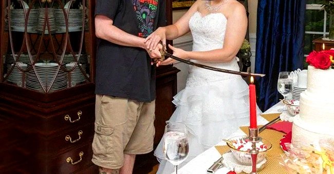 A bride and groom cutting their wedding cake. | Source: Reddit.com/margnaheglish