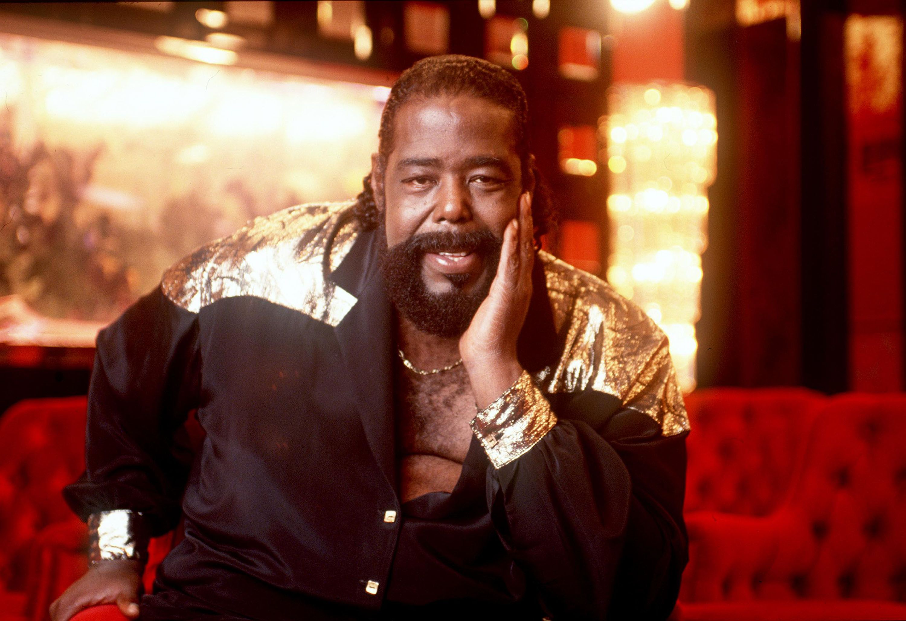 Barry White poses for a portrait at his home in Sherman Oaks, California in 1987 | Photo: Getty Images