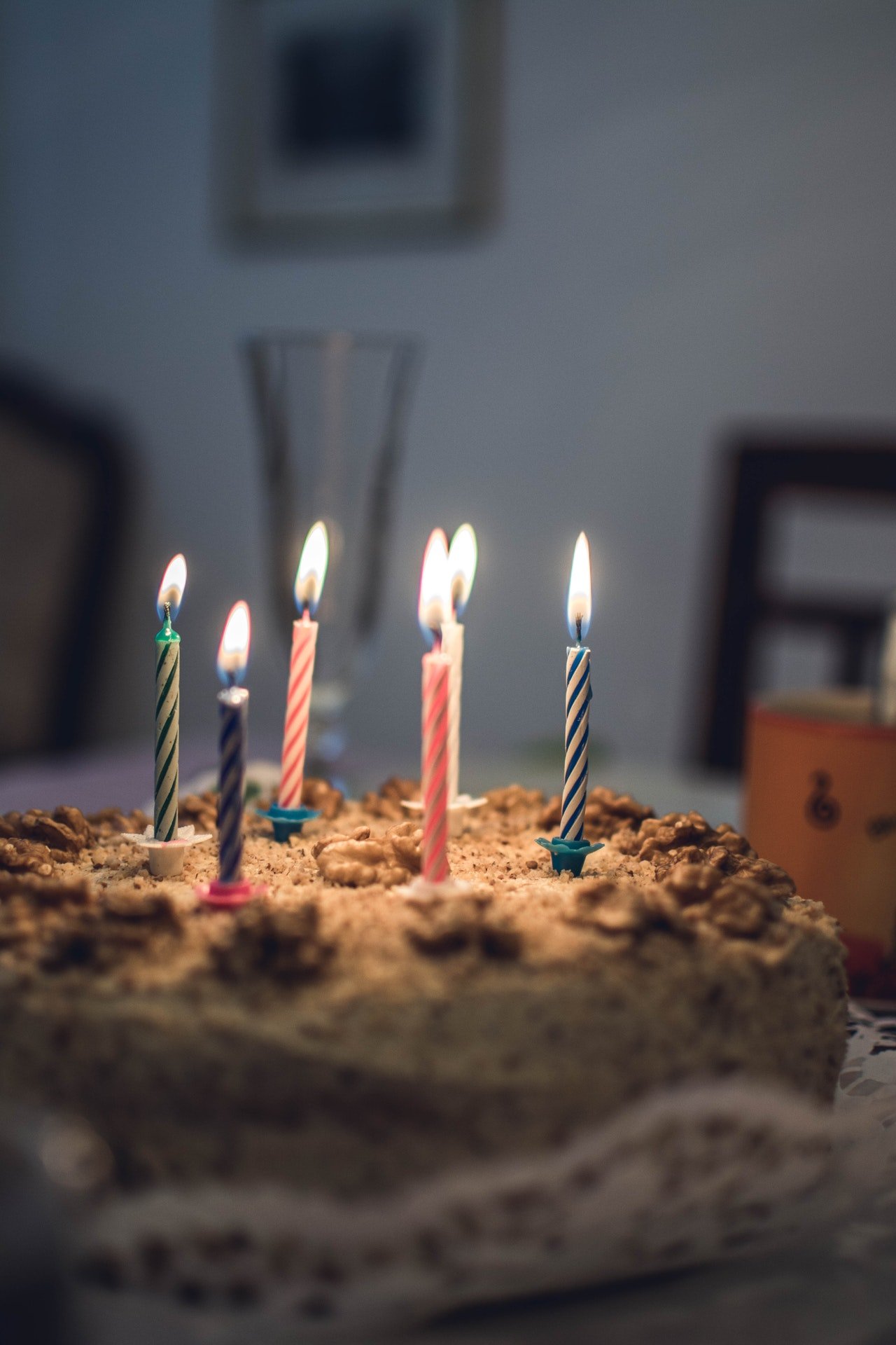 Un pastel de cumpleaños con velas encendidas. | Foto: Pexels