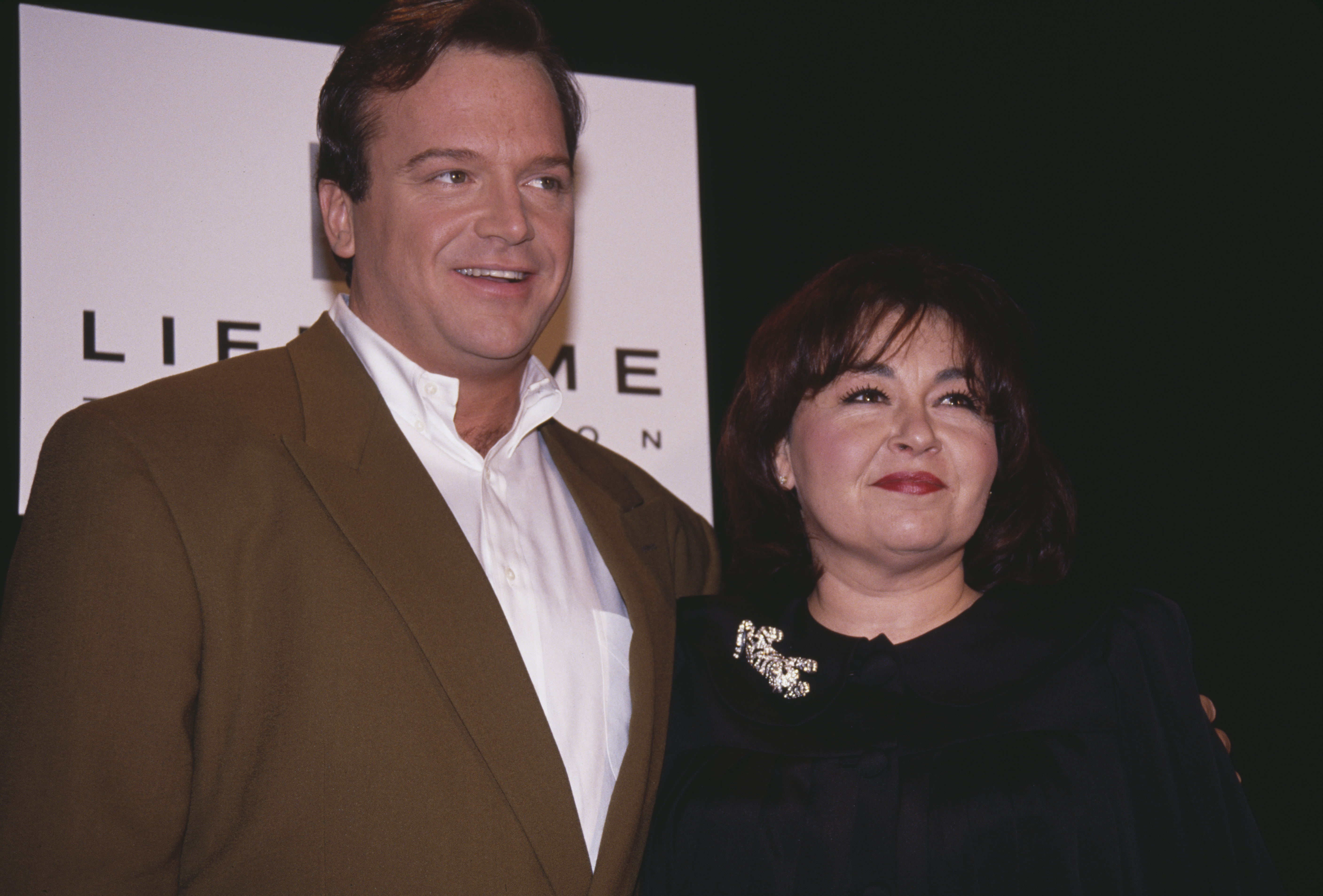 Tom Arnold and Roseanne Barr at a "Free to Laugh" Amnesty International benefit in Hollywood, California on March 8, 1992 | Source: Getty Images