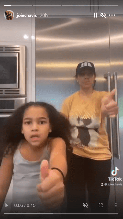 Bow Wow's daughter, Shai Moss, in a dance video with her mom Joie Chavis. | Photo: Instagram/Joiechavis
