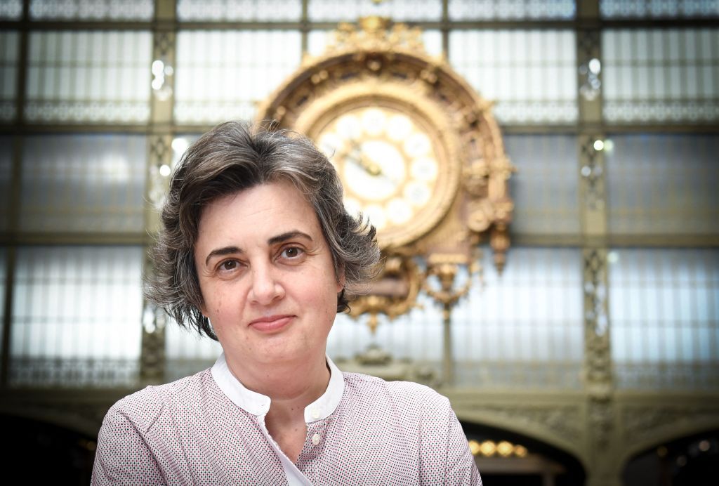 La directrice du musée national d'Orsay, Laurence Des Cars, pose au musée le 24 mars 2021 à Paris. | Photo : Getty Images