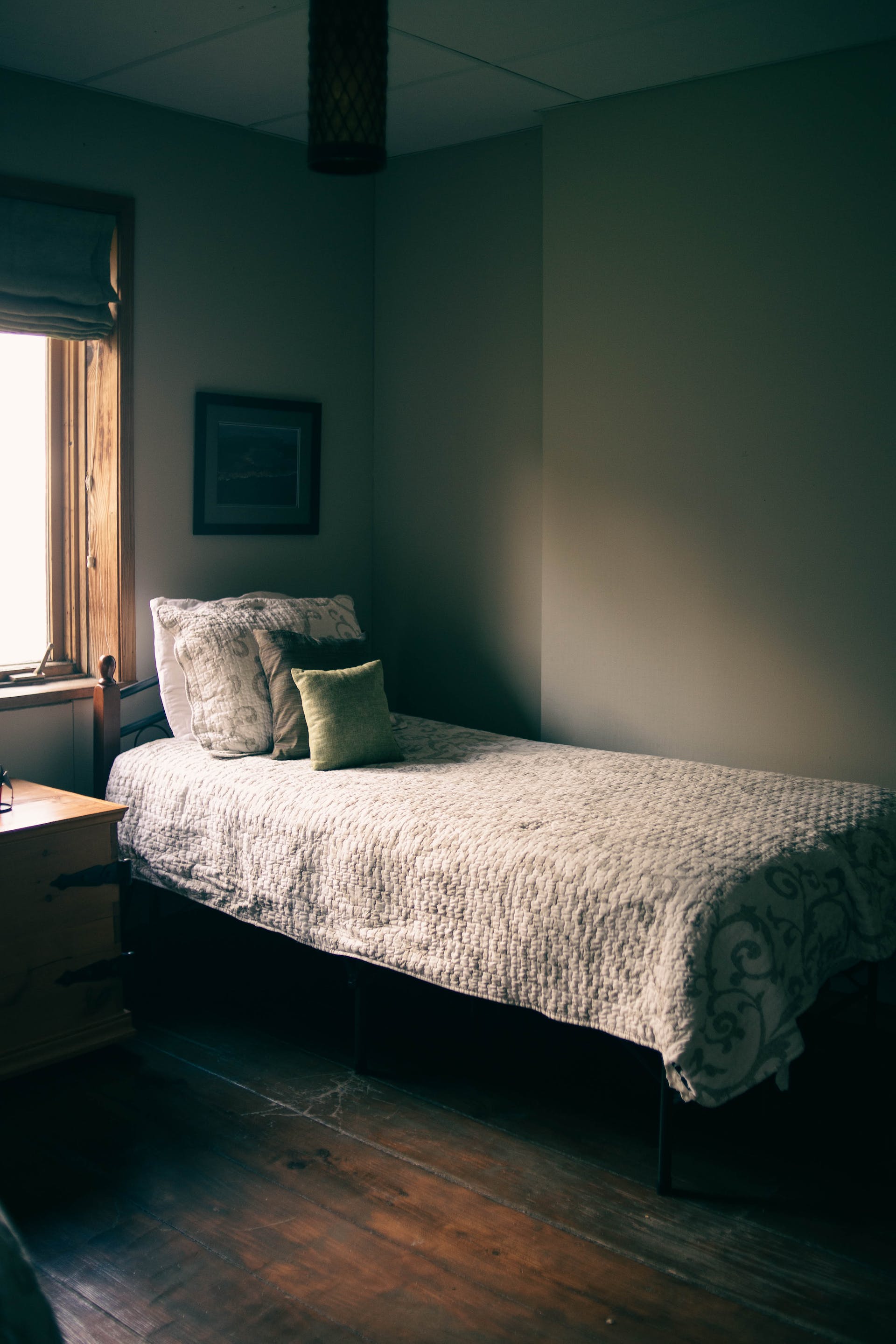 A single bed in a room | Source: Pexels