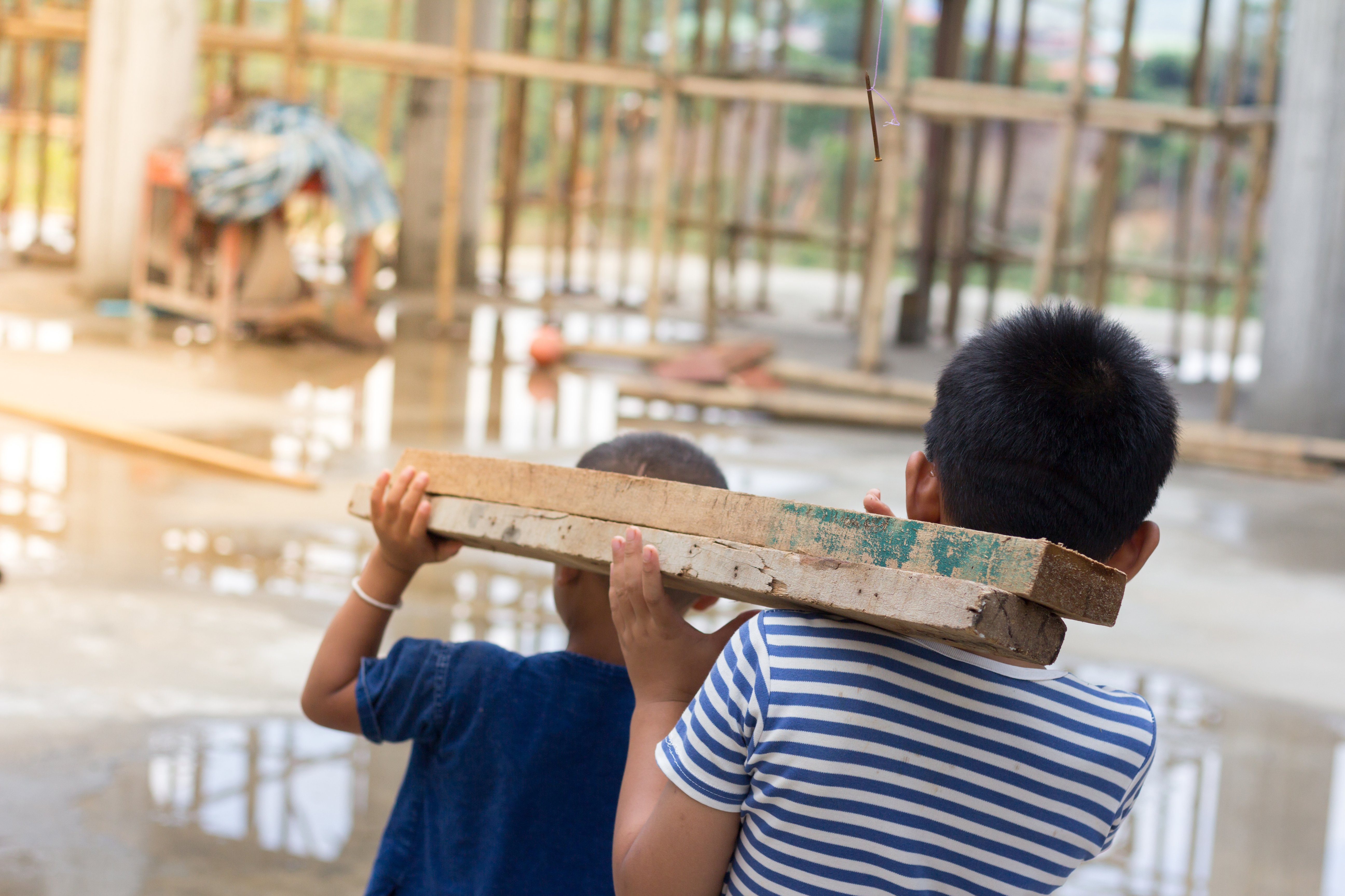 Niños trabajando en construcción. | Foto: Shutterstock
