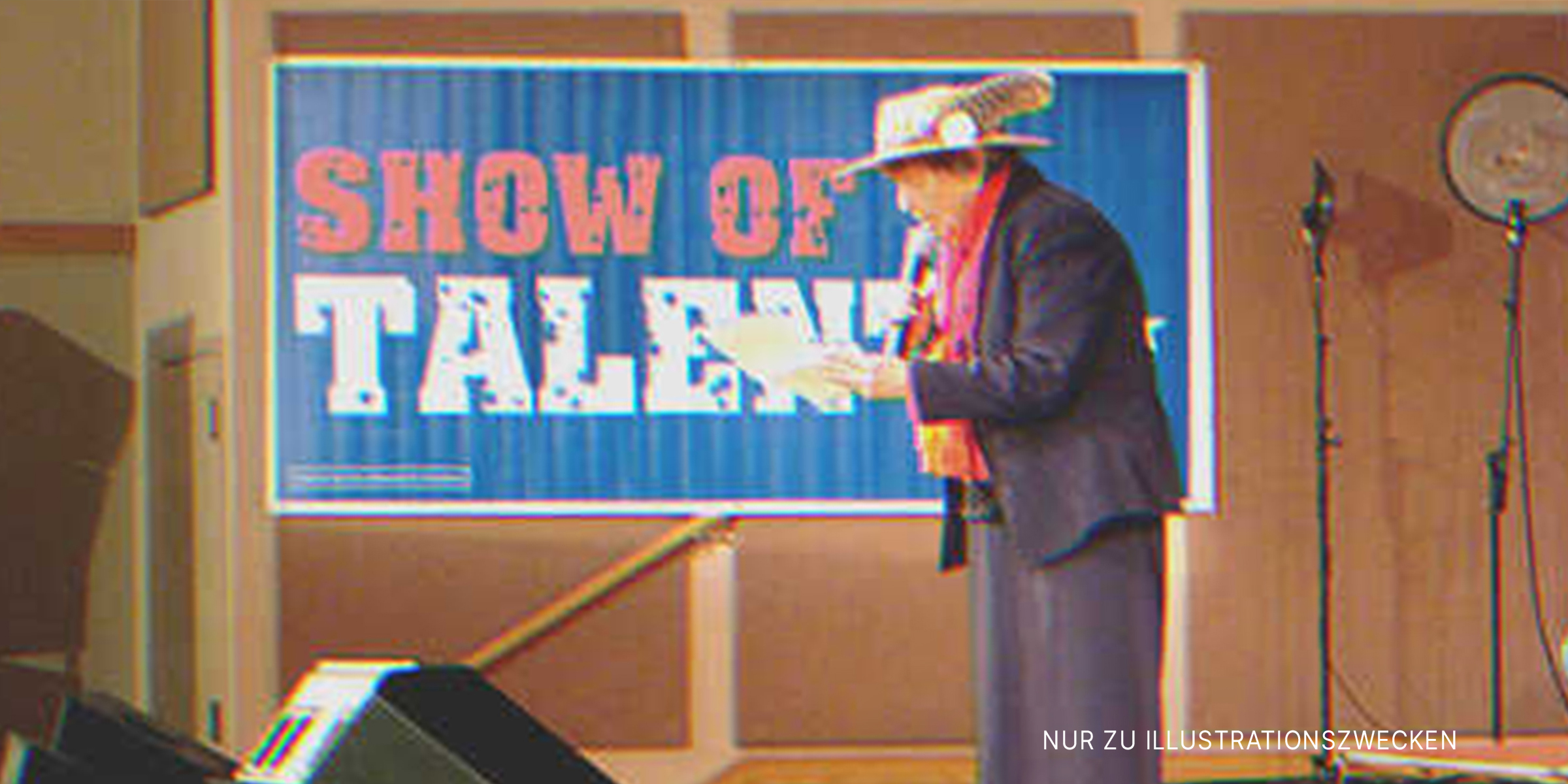 81 Jahre alte Dame auf der Bühne | Quelle: Flickr/John Edwards 2008 (CC BY-SA 2.0) 