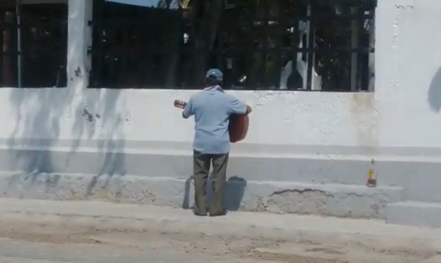Hombre cantando afuera del panteón.| Foto: Facebook/La Prensa de Tehuacán