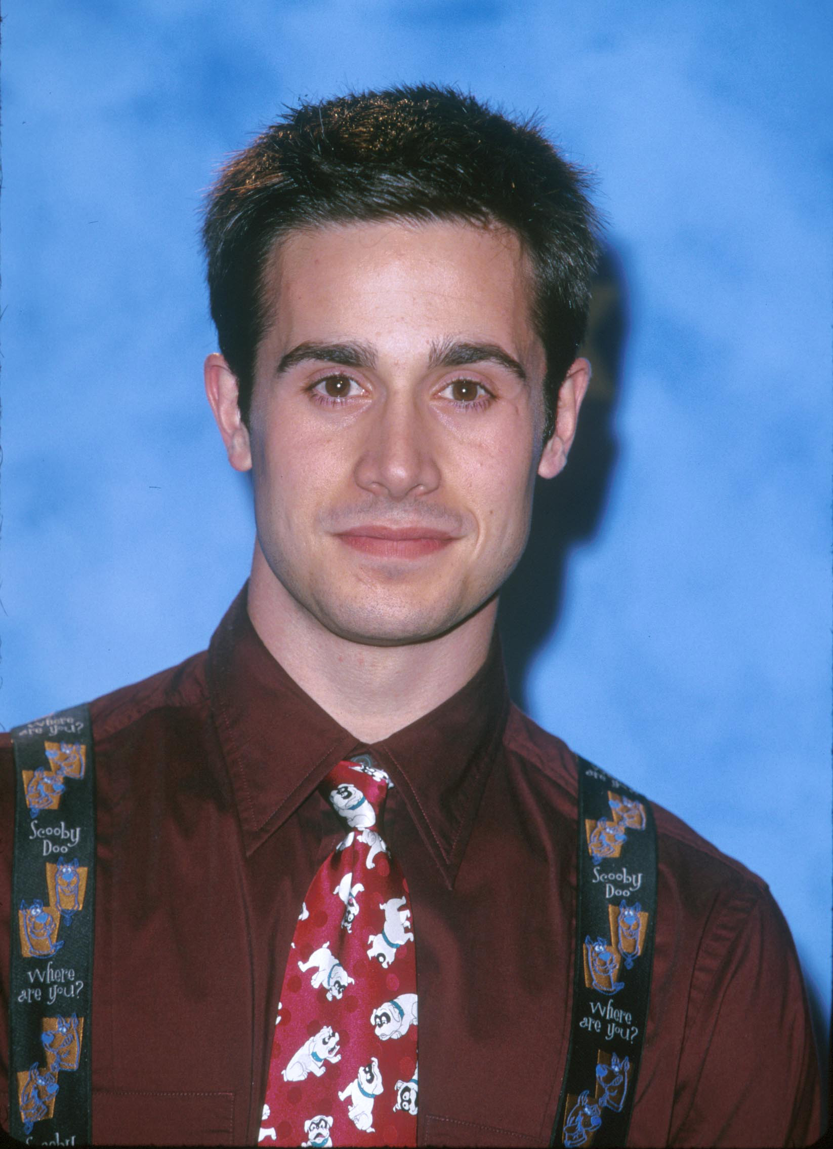 Freddie Prinze Jr. at the 1st Annual Teen Choice Awards at Barker Hangar in Santa Monica, California, on August 1, 1999 | Source: Getty Images