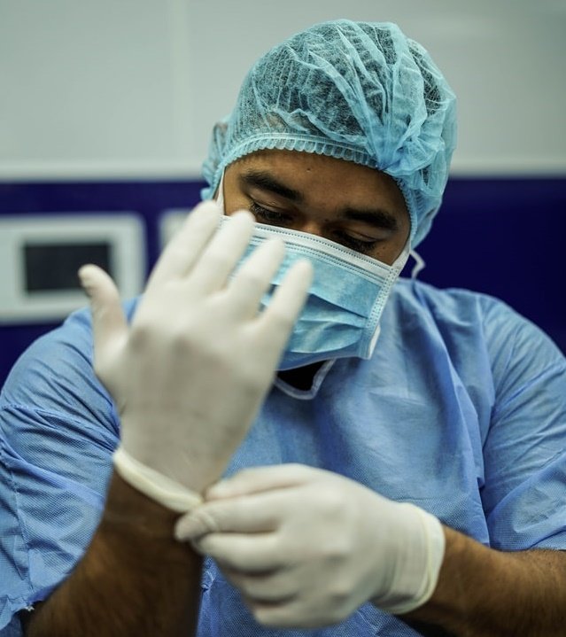 Médico con mascarilla y guantes. | Foto: Unplash